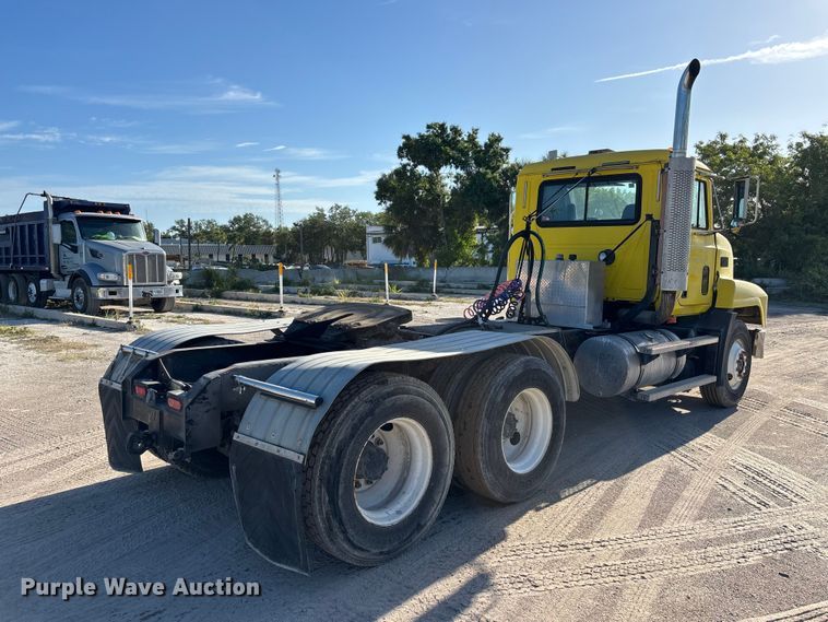 image for item DU0477 2000 Mack CH613 semi truck