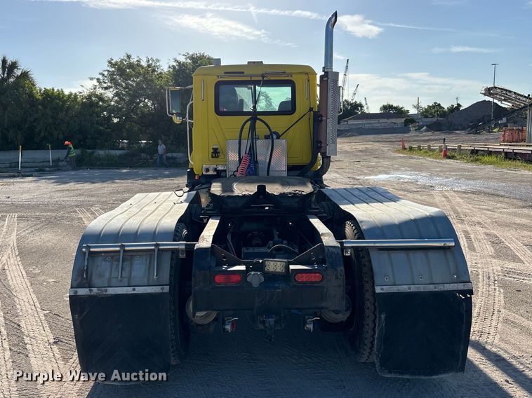 image for item DU0477 2000 Mack CH613 semi truck