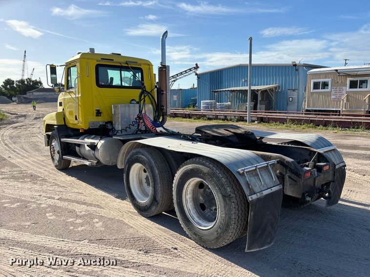 image for item DU0477 2000 Mack CH613 semi truck