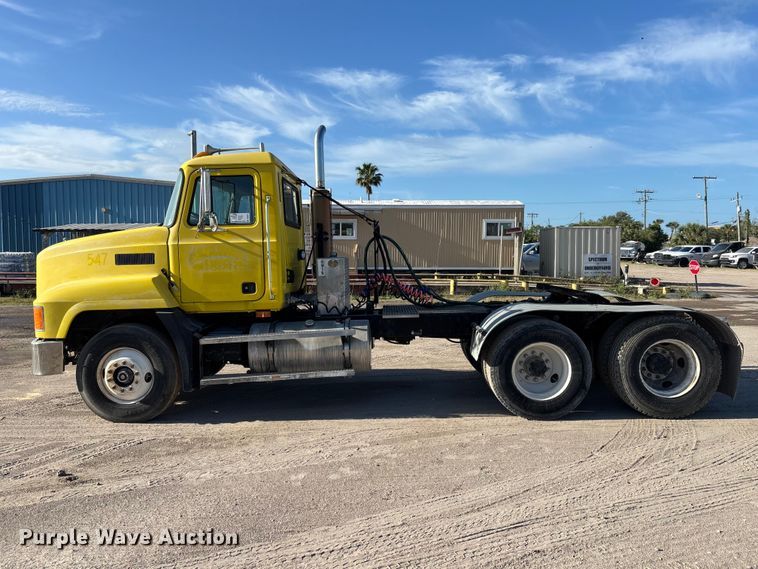 image for item DU0477 2000 Mack CH613 semi truck