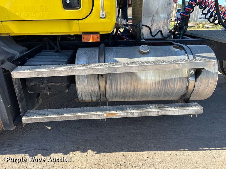 image for item DU0477 2000 Mack CH613 semi truck