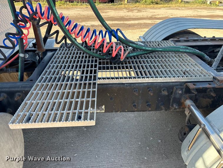 image for item DU0477 2000 Mack CH613 semi truck