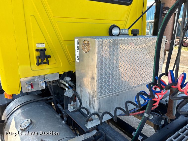 image for item DU0477 2000 Mack CH613 semi truck