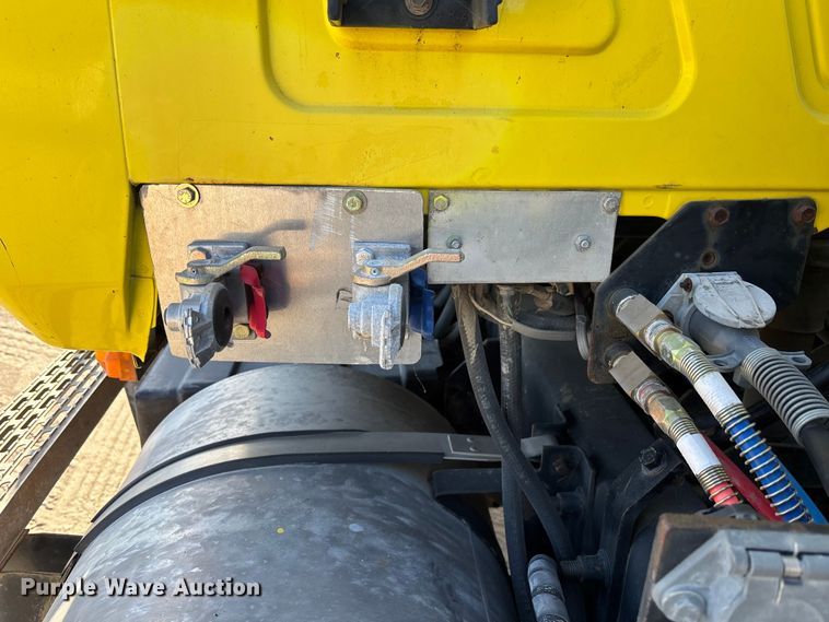 image for item DU0477 2000 Mack CH613 semi truck