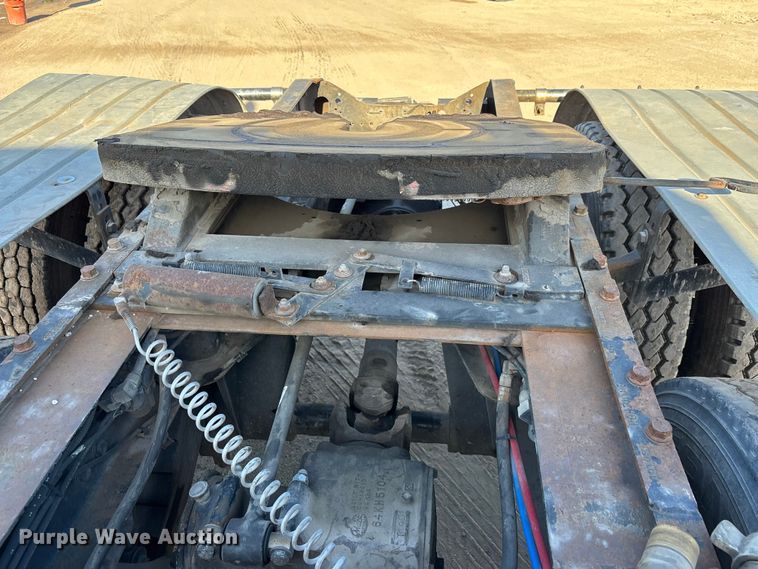 image for item DU0477 2000 Mack CH613 semi truck