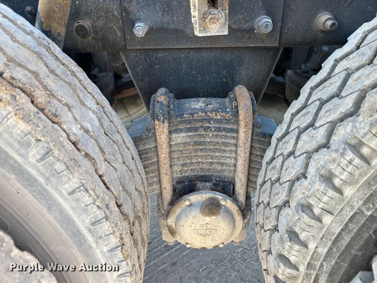 image for item DU0477 2000 Mack CH613 semi truck