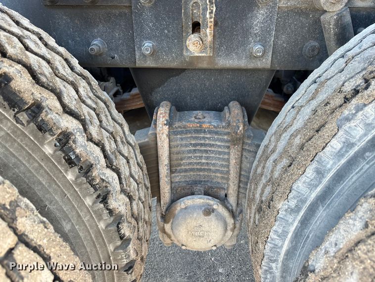 image for item DU0477 2000 Mack CH613 semi truck