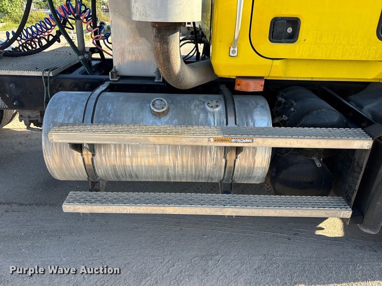 image for item DU0477 2000 Mack CH613 semi truck