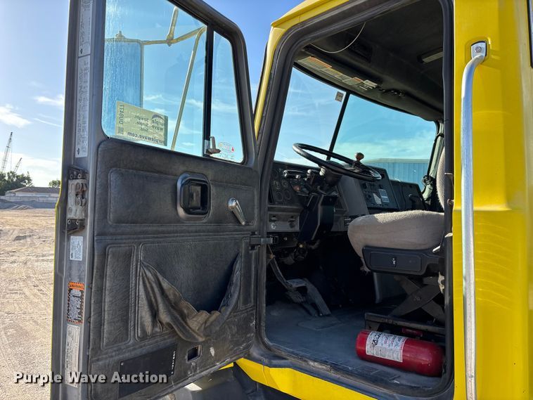 image for item DU0477 2000 Mack CH613 semi truck