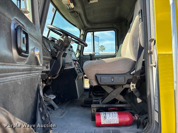 image for item DU0477 2000 Mack CH613 semi truck