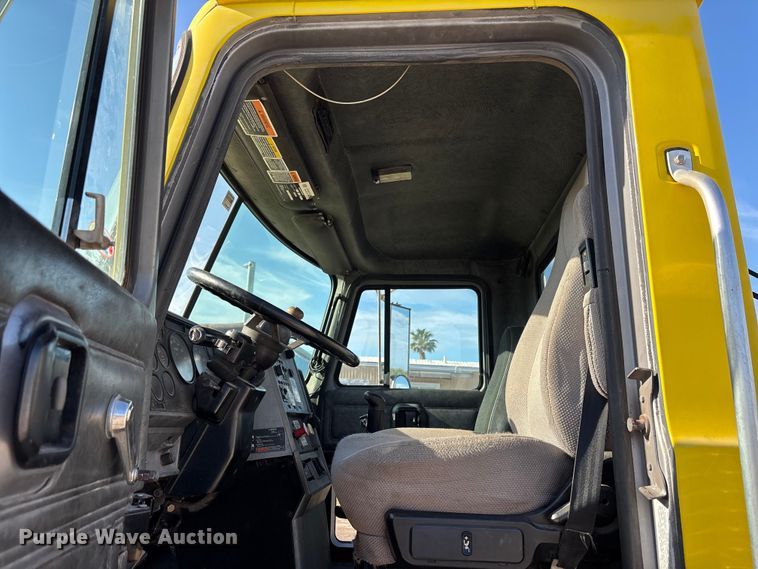 image for item DU0477 2000 Mack CH613 semi truck