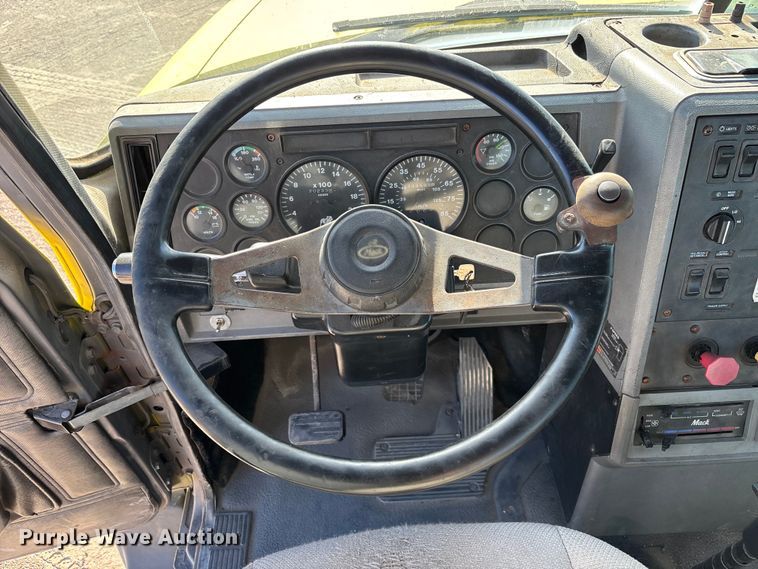 image for item DU0477 2000 Mack CH613 semi truck