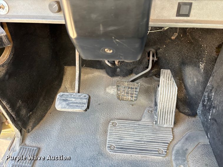 image for item DU0477 2000 Mack CH613 semi truck