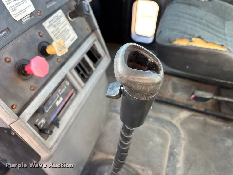 image for item DU0477 2000 Mack CH613 semi truck