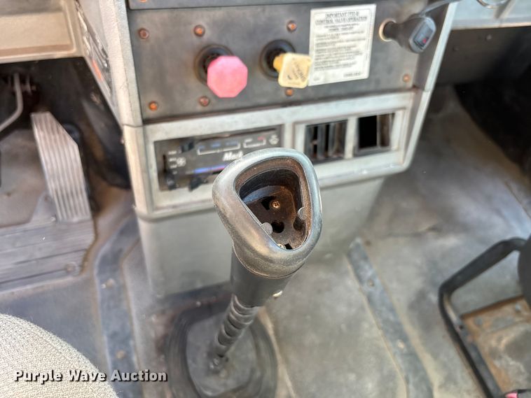 image for item DU0477 2000 Mack CH613 semi truck