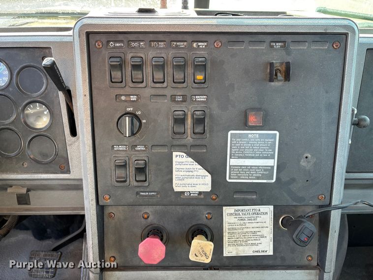 image for item DU0477 2000 Mack CH613 semi truck