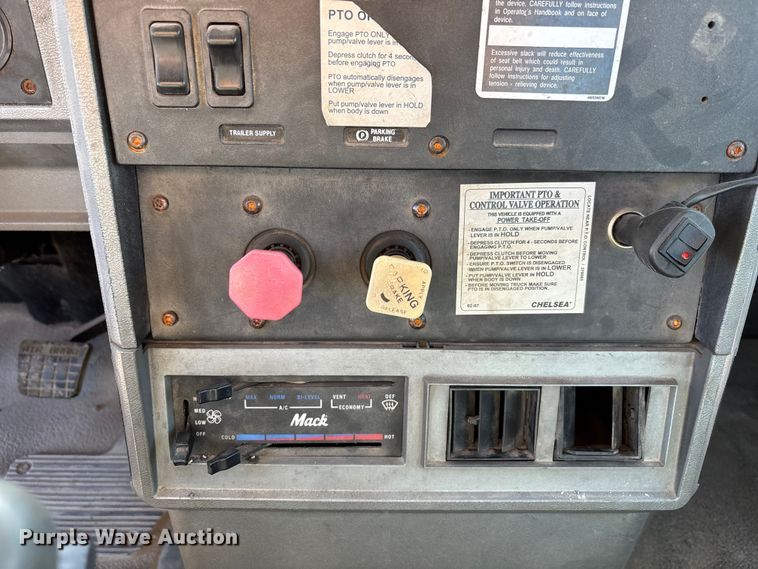 image for item DU0477 2000 Mack CH613 semi truck