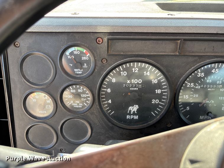 image for item DU0477 2000 Mack CH613 semi truck