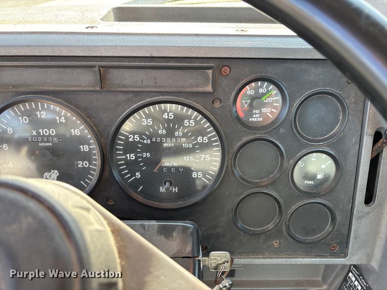 image for item DU0477 2000 Mack CH613 semi truck