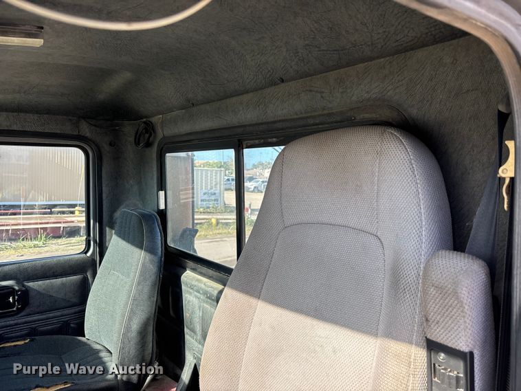 image for item DU0477 2000 Mack CH613 semi truck