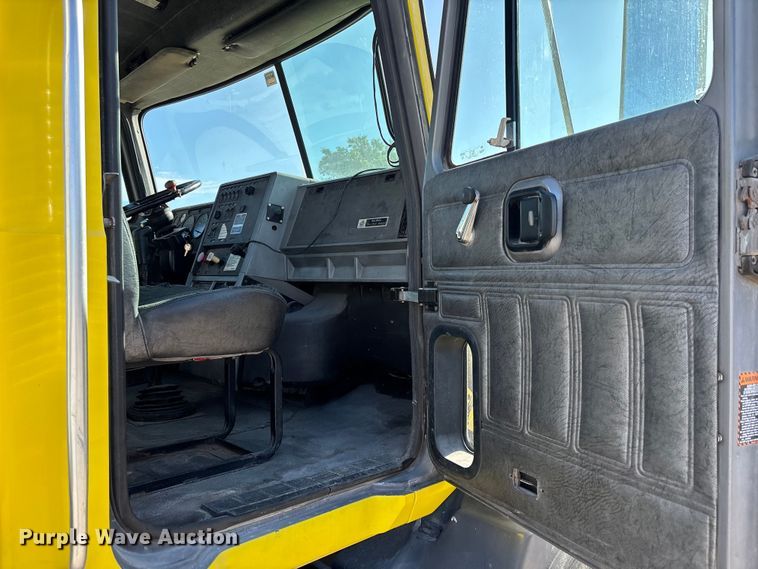 image for item DU0477 2000 Mack CH613 semi truck