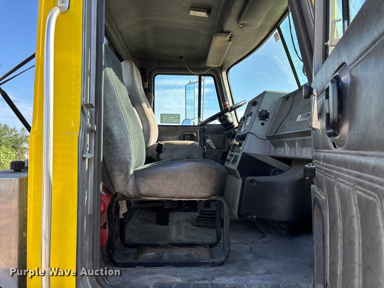 image for item DU0477 2000 Mack CH613 semi truck