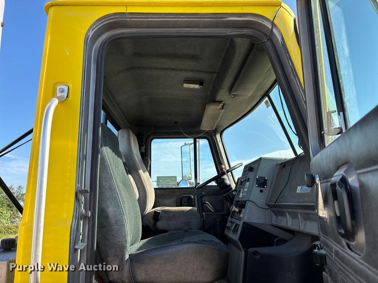 image for item DU0477 2000 Mack CH613 semi truck