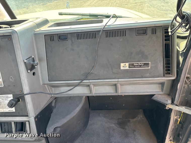 image for item DU0477 2000 Mack CH613 semi truck