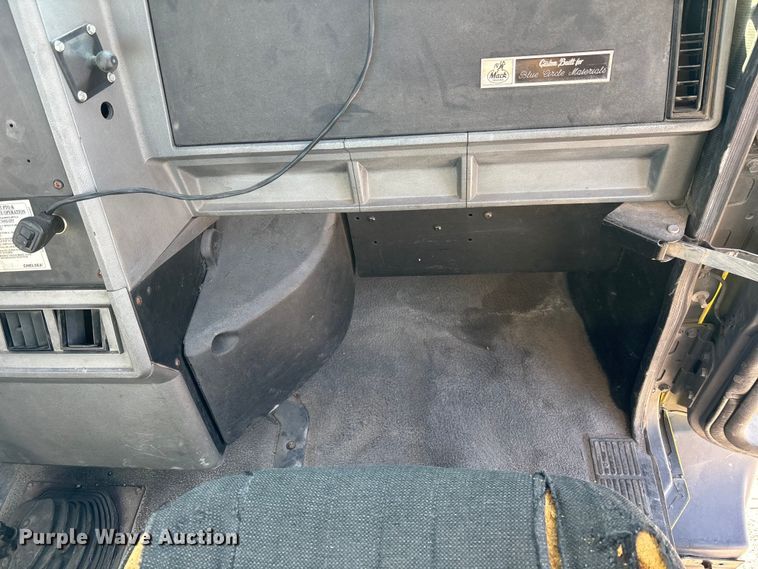 image for item DU0477 2000 Mack CH613 semi truck