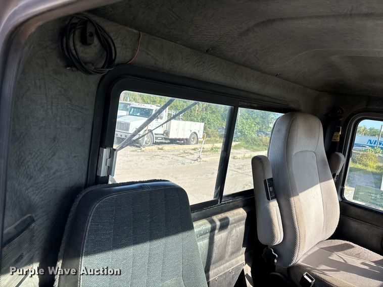 image for item DU0477 2000 Mack CH613 semi truck