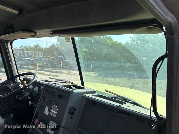 image for item DU0477 2000 Mack CH613 semi truck