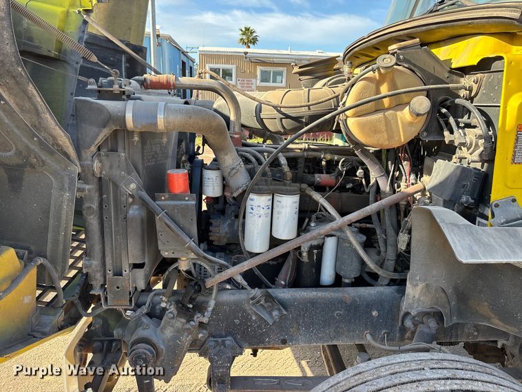 image for item DU0477 2000 Mack CH613 semi truck