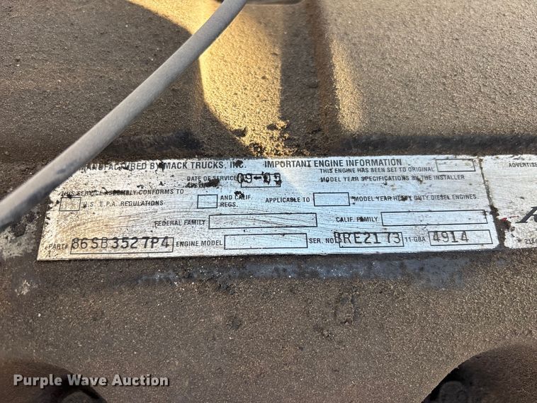 image for item DU0477 2000 Mack CH613 semi truck