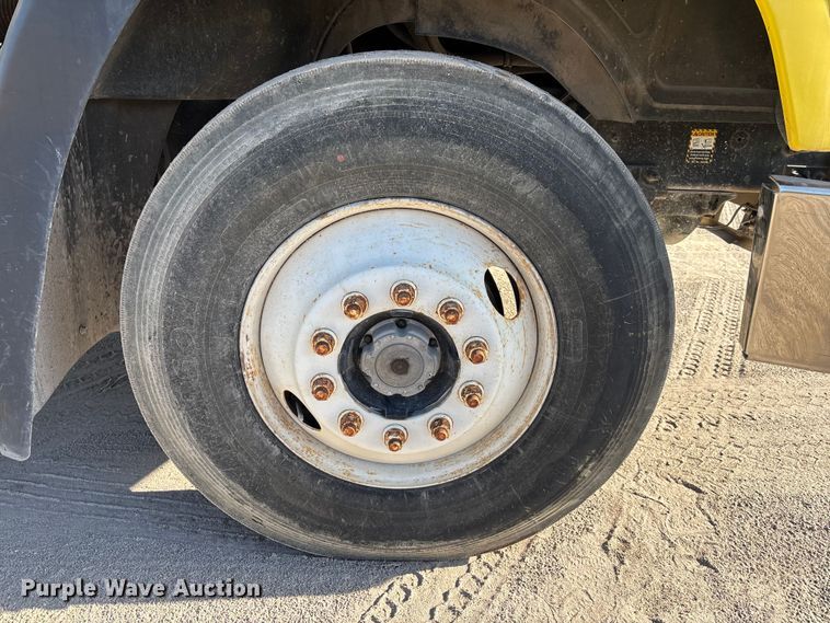 image for item DU0477 2000 Mack CH613 semi truck