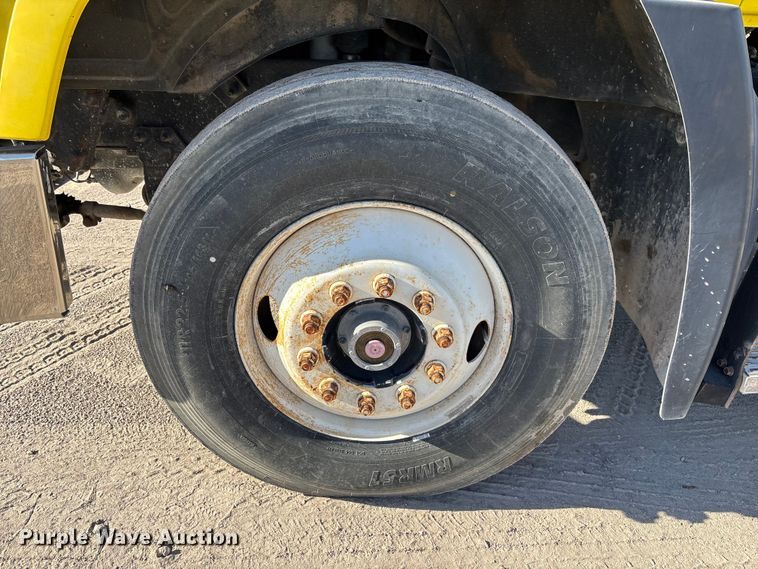 image for item DU0477 2000 Mack CH613 semi truck