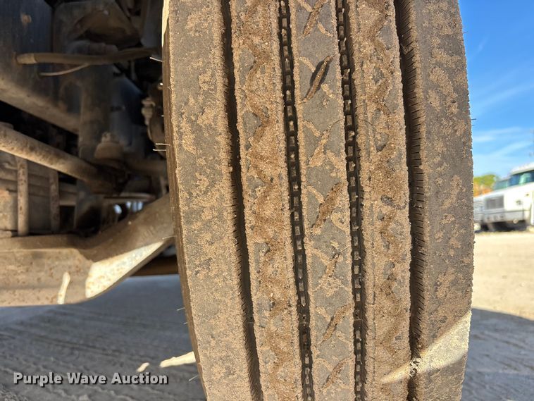 image for item DU0477 2000 Mack CH613 semi truck