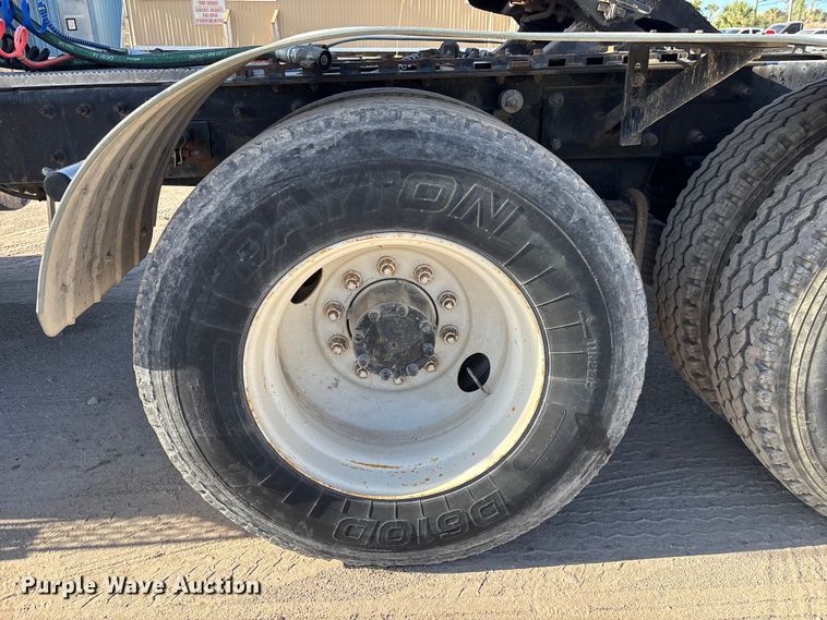 image for item DU0477 2000 Mack CH613 semi truck