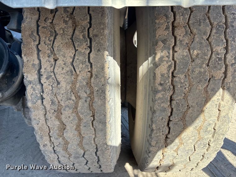 image for item DU0477 2000 Mack CH613 semi truck