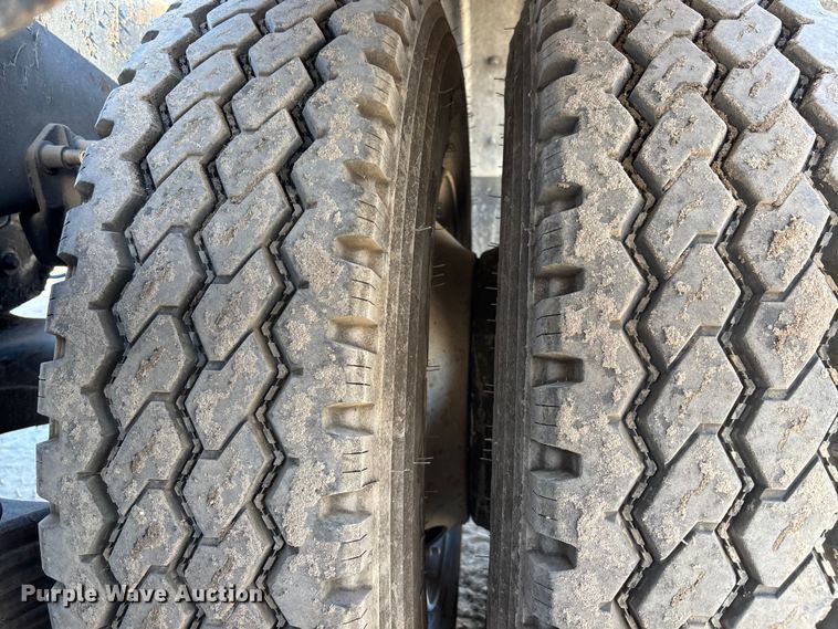 image for item DU0477 2000 Mack CH613 semi truck