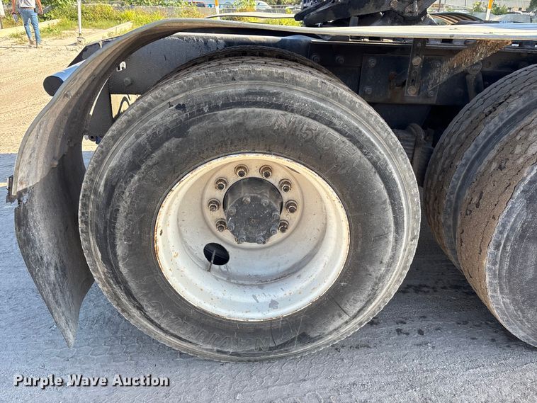 image for item DU0477 2000 Mack CH613 semi truck