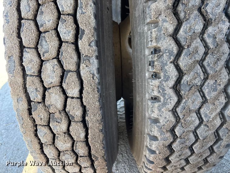 image for item DU0477 2000 Mack CH613 semi truck