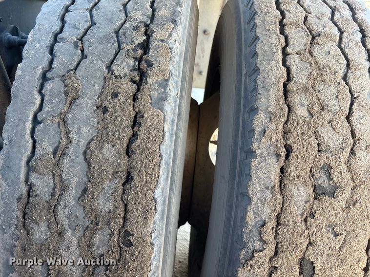 image for item DU0477 2000 Mack CH613 semi truck