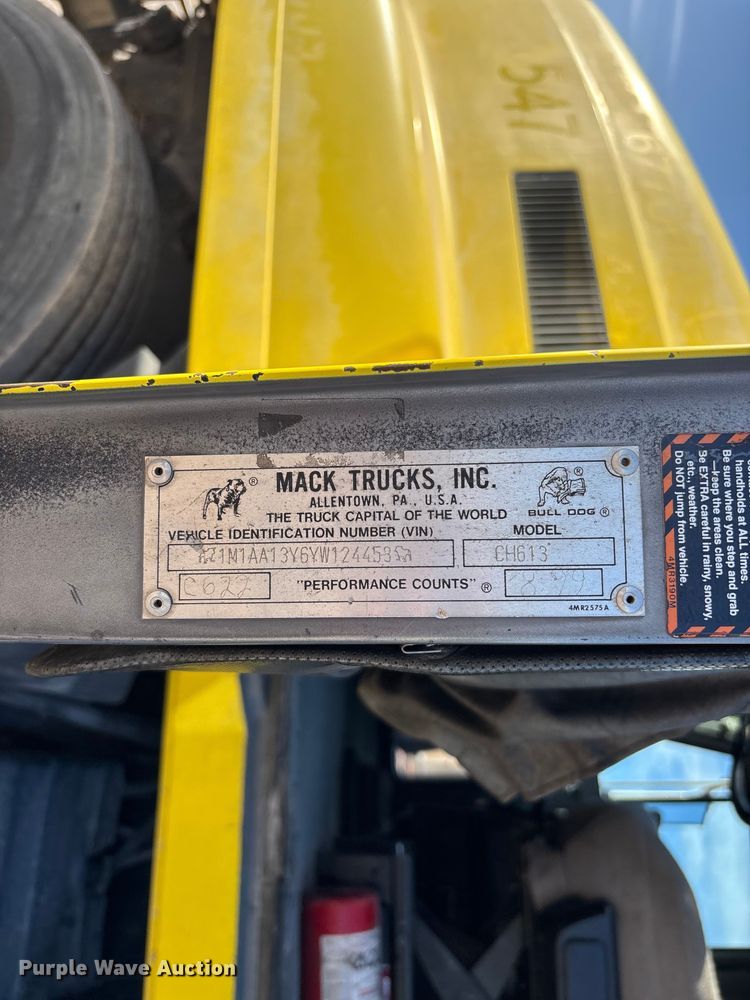 image for item DU0477 2000 Mack CH613 semi truck