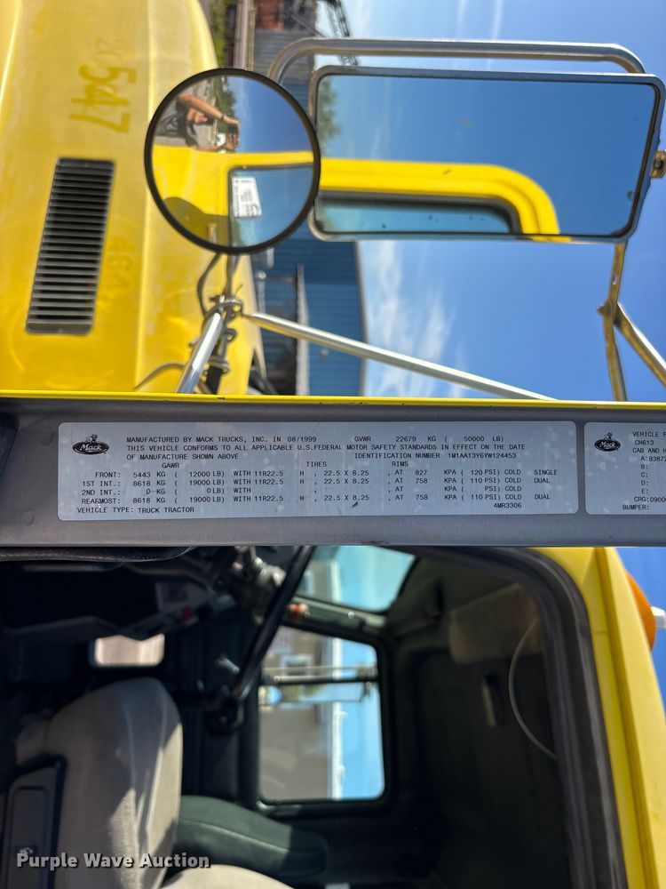 image for item DU0477 2000 Mack CH613 semi truck