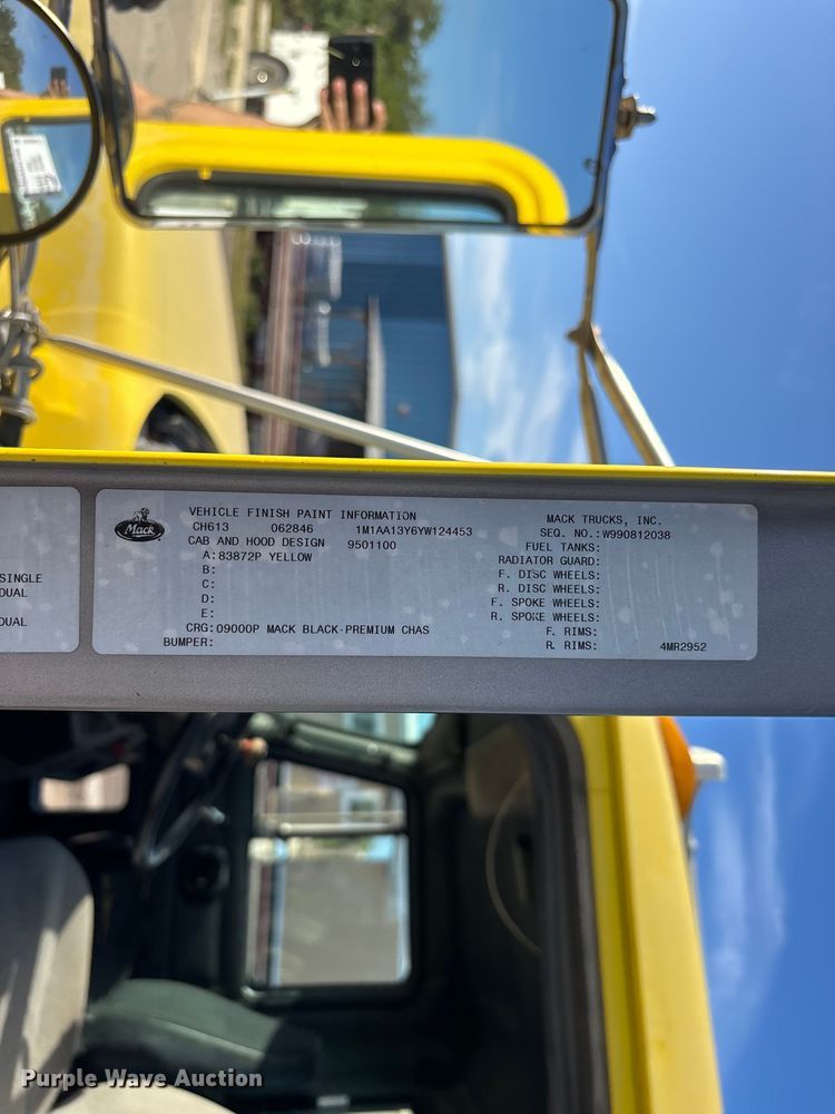 image for item DU0477 2000 Mack CH613 semi truck