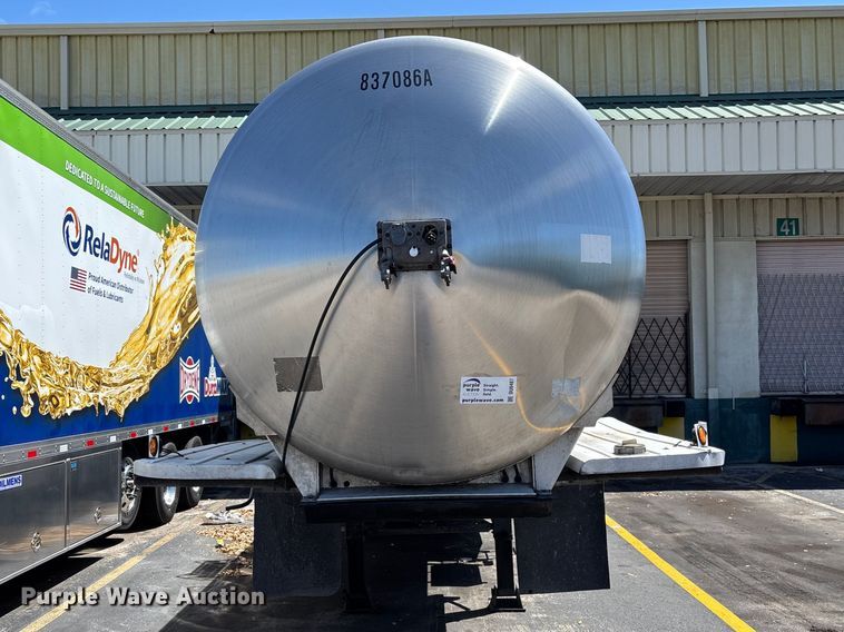 image for item DU0487 1983 Walker stainless tank trailer