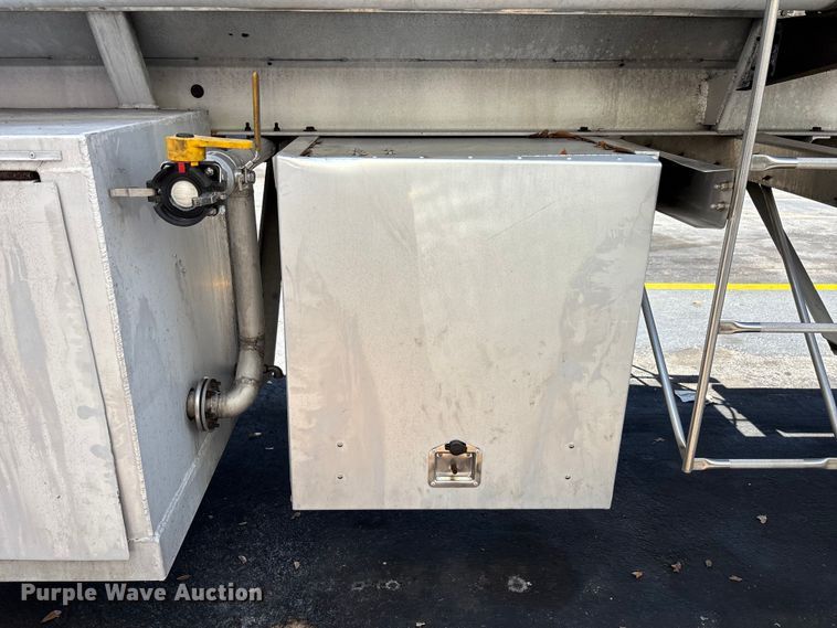 image for item DU0487 1983 Walker stainless tank trailer
