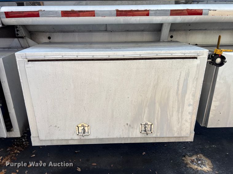 image for item DU0487 1983 Walker stainless tank trailer