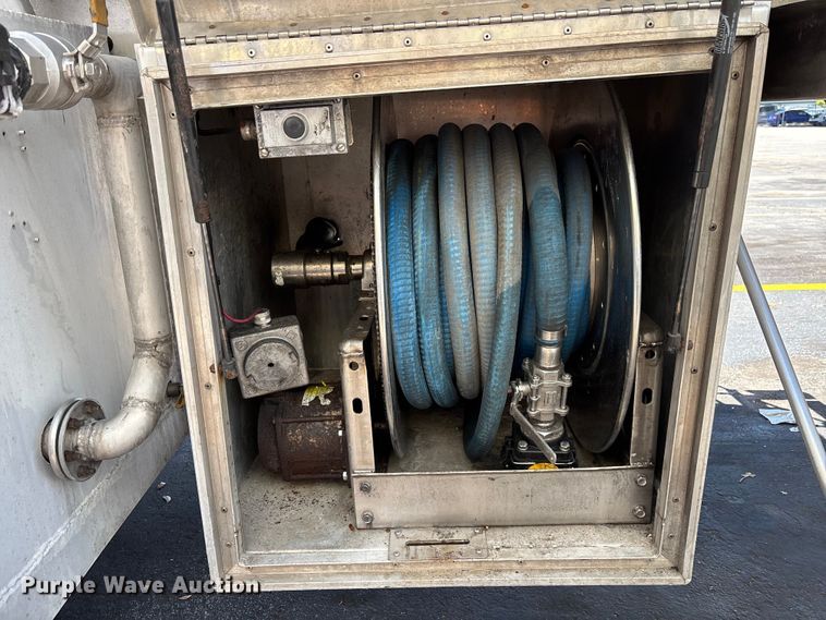 image for item DU0487 1983 Walker stainless tank trailer