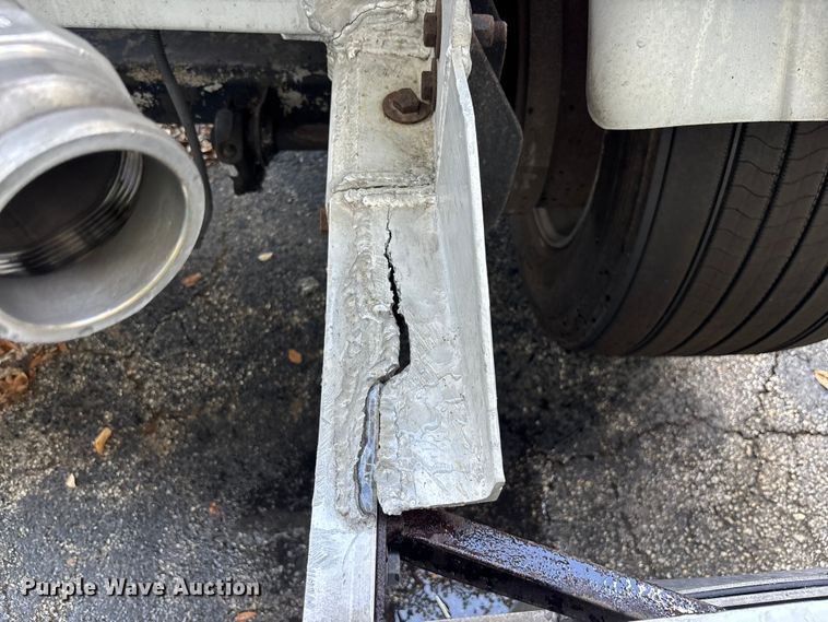 image for item DU0487 1983 Walker stainless tank trailer